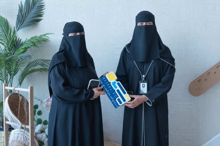 إدارة العلاقات بنادي الجيل تفعل شراكتها مع مقهى "ليبرا" باستضافة فعالية "الرسم على كوب الفخار"
