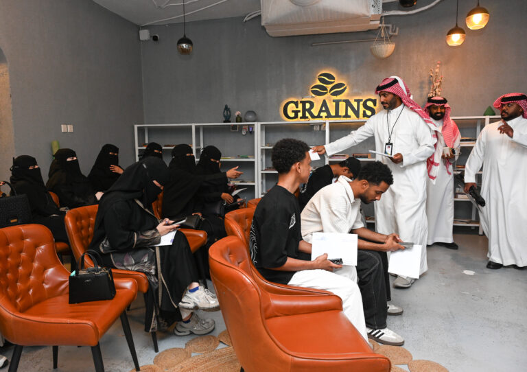 نادي الجيل يتلقى دعمًا من مجمع حياتي العائلية الطبي لبرنامج "أساسيات التصوير بالجوال"
